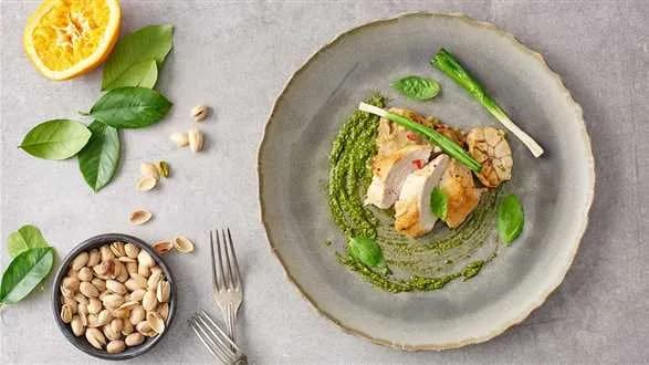 Pieczony kurczak z musem z bakłażana i pesto