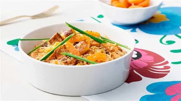 Wegański bigos ze smażonym tofu i sezamem