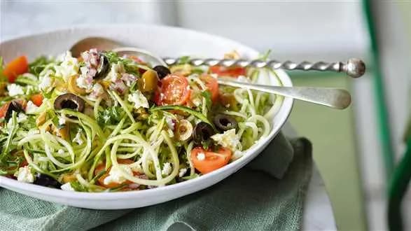 Sałatka grecka z makaronem z cukinii
