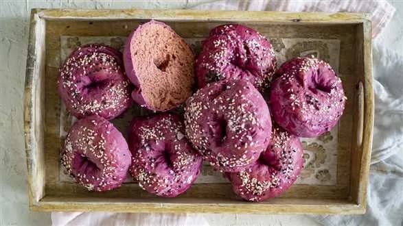 Wegańskie bajgle buraczane