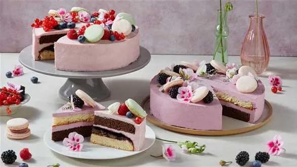 Tort jeżynowy z czerwoną porzeczką