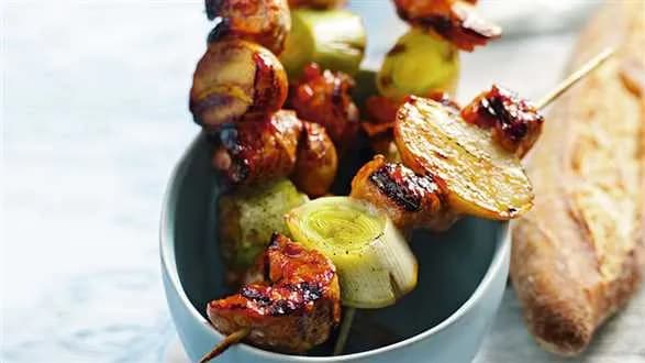 Grillowane szaszłyki ze sznycli z ziemniakami