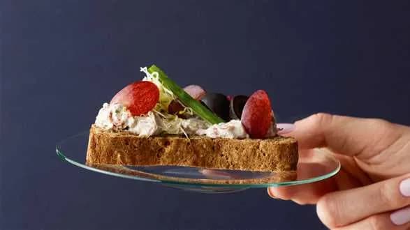 Chleb z pastą z serka koziego