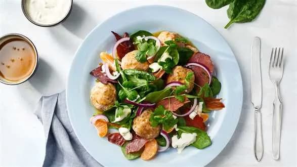 Sałatka ze szpinakiem, pulpecikami azjatyckimi i chipsami z szynki szwarcwaldzkiej