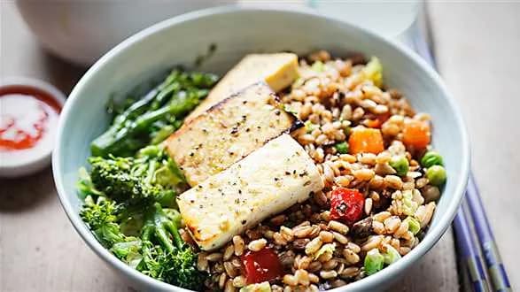 Bowl z kaszą orkiszową, warzywami i tofu