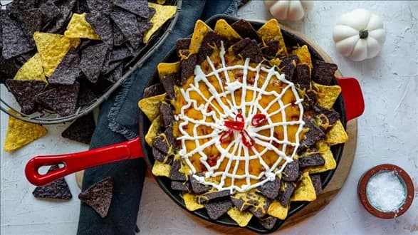 Zapiekane nachosy z niebieskiej kukurydzy w pajęczynie ze śmietany