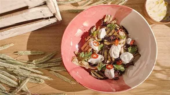 Sałatka z bakłażana z dressingiem z jogurtu koziego