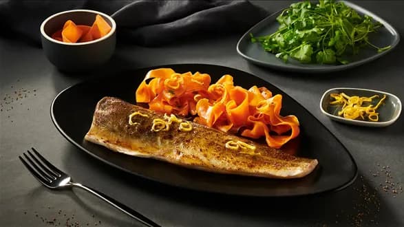 Dorsz z pappardelle z marchewki