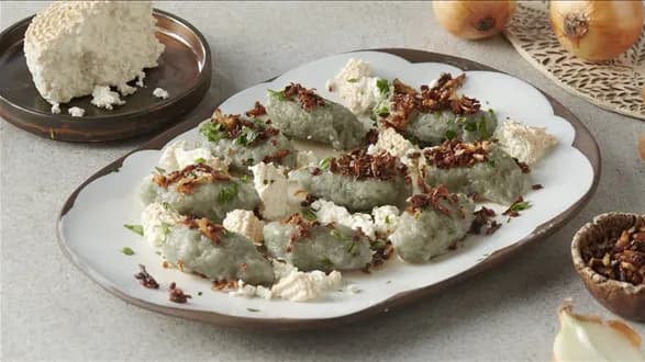 Żelazne kluski z suszoną cebulą i wędzonym twarogiem