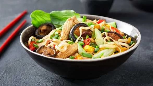 Makaron w sosie sojowym