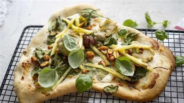 Wegańska pizza z grilla z karczochami i szpinakiem