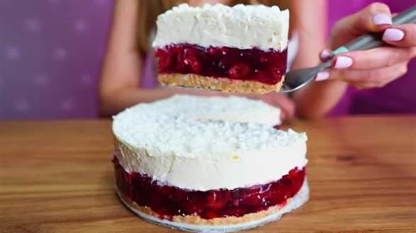 Ciasto Malinowa Chmurka – przepis bez pieczenia