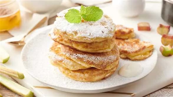 Drożdżowe racuchy z rabarbarem