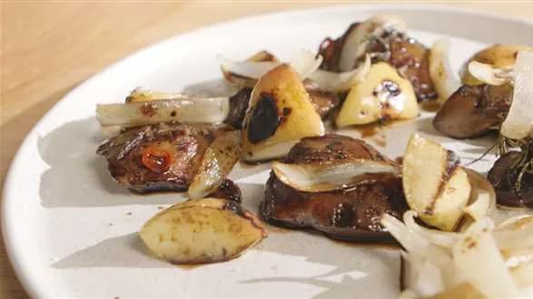 Wątróbka drobiowa z cebulą i jabłkiem