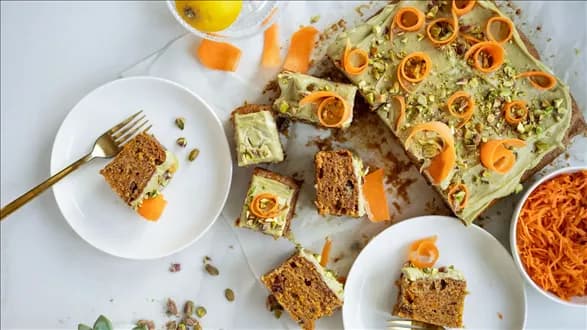 Ciasto marchewkowe z polewą pistacjową