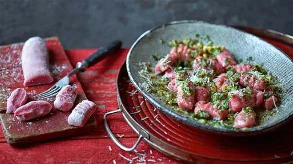 Gnocchi z buraków z pesto z orzechów włoskich