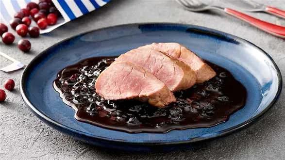 Polędwiczki w pikantnym sosie żurawinowym