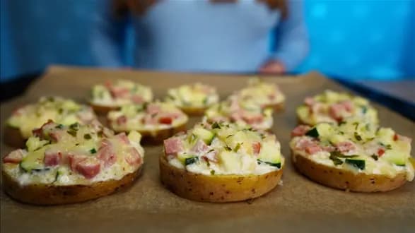 Pieczone ziemniaki z kiełbasą i cukinią