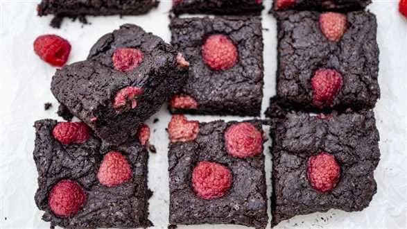 Proste wegańskie brownie z malinami