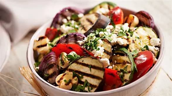 Sałatka z grillowanych warzyw z fetą i sosem miodowym