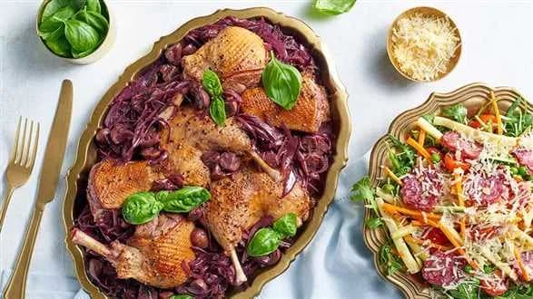 Kaczka w sosie pieczarkowo-szalotkowym z sałatką z salami z orzechami