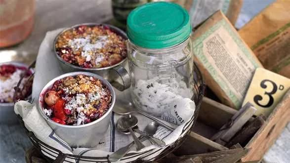 Crumble z owocami i ziołowo-cytrynowym cukrem