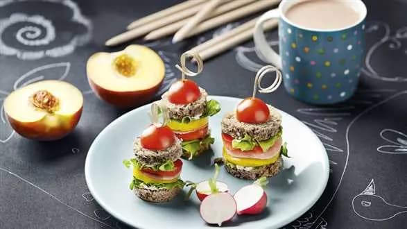 Kolorowe warstwowe koreczki z pomidorową czapeczką, nektarynką i kakao