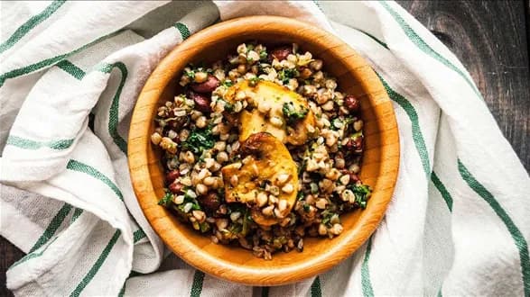 Sałatka z kaszą gryczaną, pieczarkami i czerwoną fasolą