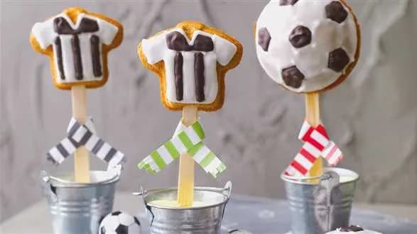 Piłkarskie ciasteczka cake pops z espresso