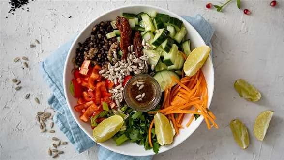 Sałatka z kaszą i ziarnami