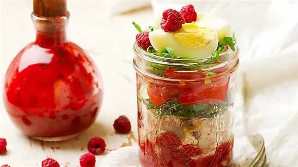 Warstwowa sałatka cobb w słoiku