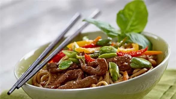 Kaczka po chińsku ze smażonym makaronem chow mein i z warzywami