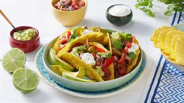 Tacos w stylu meksykańskim z wołowiną i salsą