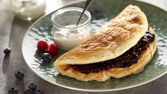 Puszysty omlet z owocami