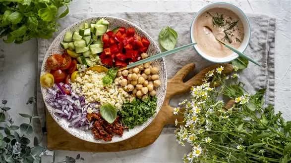 Sałatka na grilla z ciecierzycą i wegańskim sosem BBQ