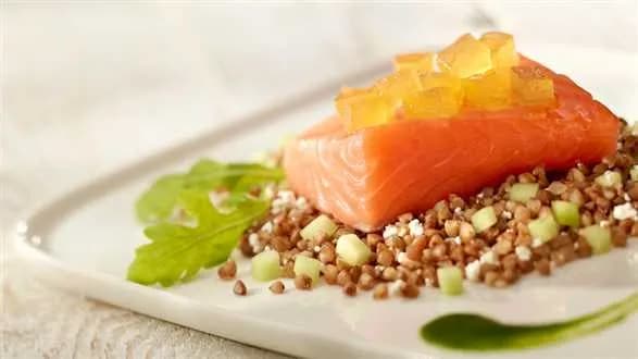 Soczysty łosoś z sosem z rukoli