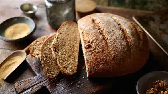 Chleb orkiszowo-amarantusowy z orzechami włoskimi