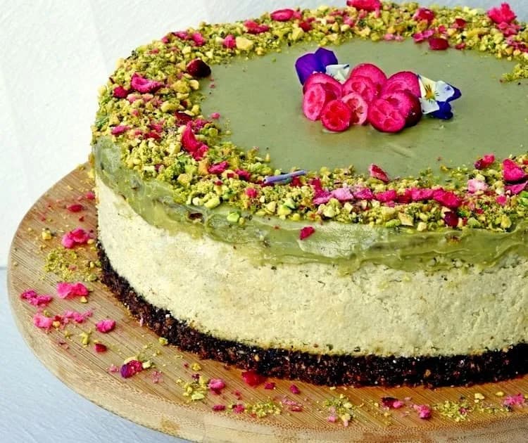 Przepis na sernik pistacjowy bez pieczenia: Zielona słodycz od Matteo Brunettiego Przepis na sernik pistacjowy bez pieczenia: Zielona słodycz od Matteo Brunettiego