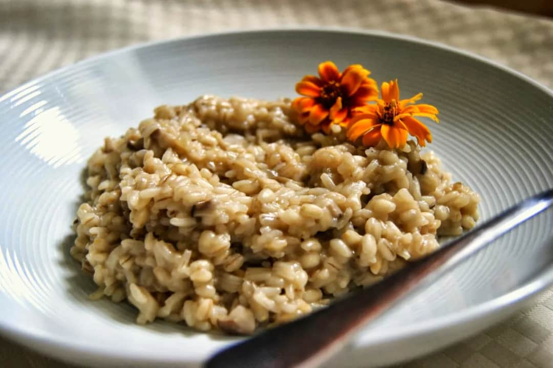 Kaszotto z kaszy jęczmiennej: Przepis na zdrowe danie w 4 krokach