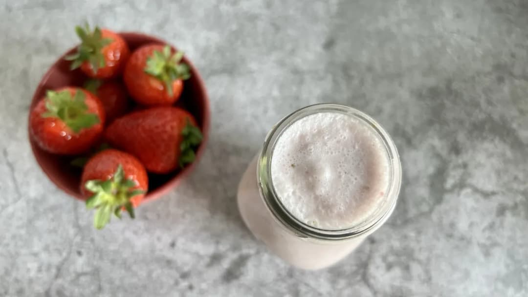 Przepis na pyszny keto koktajl truskawkowy: zdrowy i orzeźwiający