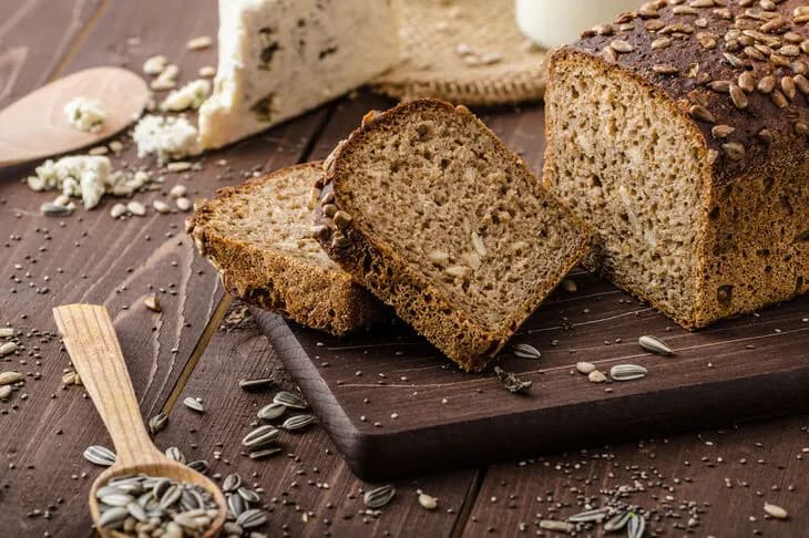 Najzdrowsze pieczywo na diecie. Jak wybrać chleb bez zbędnych kalorii?
