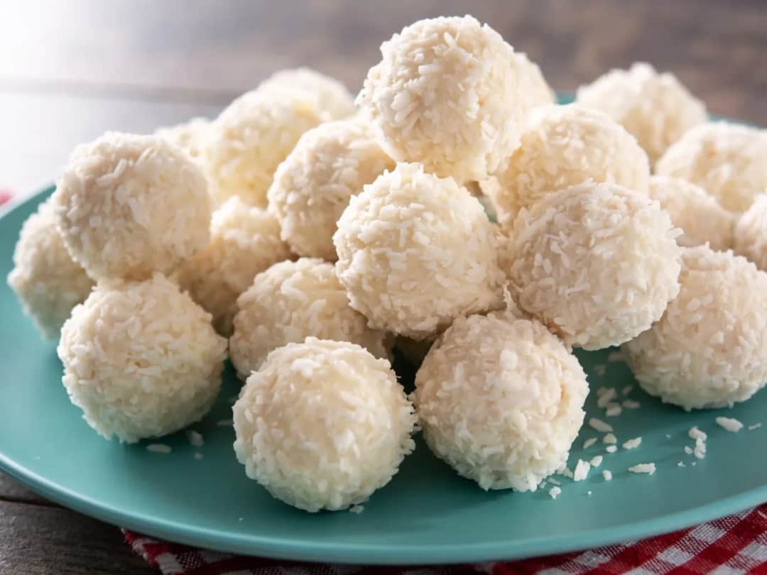 Jak zrobić dietetyczne kulki Raffaello? Najlepszy przepis na zdrowy deser.