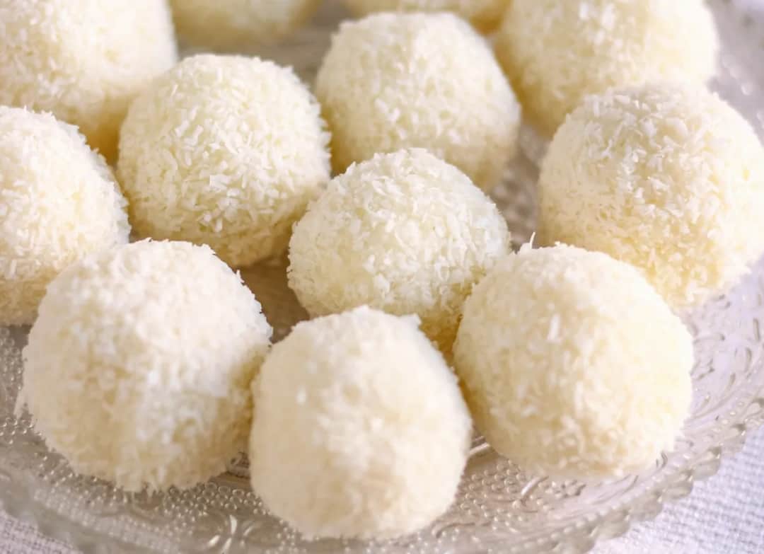 Domowe cukierki Rafaello: przepis na kokosowe praliny jak z bajki